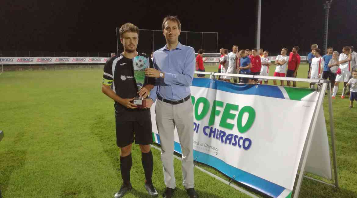 Il Direttore Milanesio premia l'US Cheraschese al Trofeo Banca di